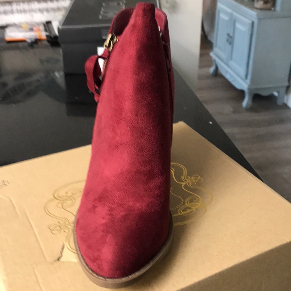 Shoes - Picture 2 of 4